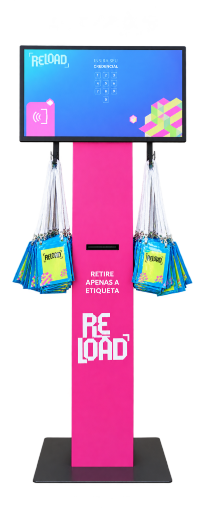 Totem touch screen de autoatendimento adesivado RELOAD, com credenciais para retirada no evento